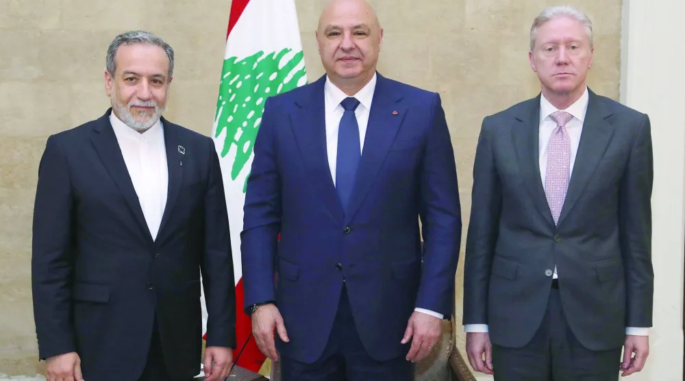 الرئيس اللبناني جوزيف عون يتوسط رجي وعراقجي خلال زيارة وزير الخارجية الإيراني إلى بيروت في يونيو 2025 (أرشيفية - الرئاسة اللبنانية)