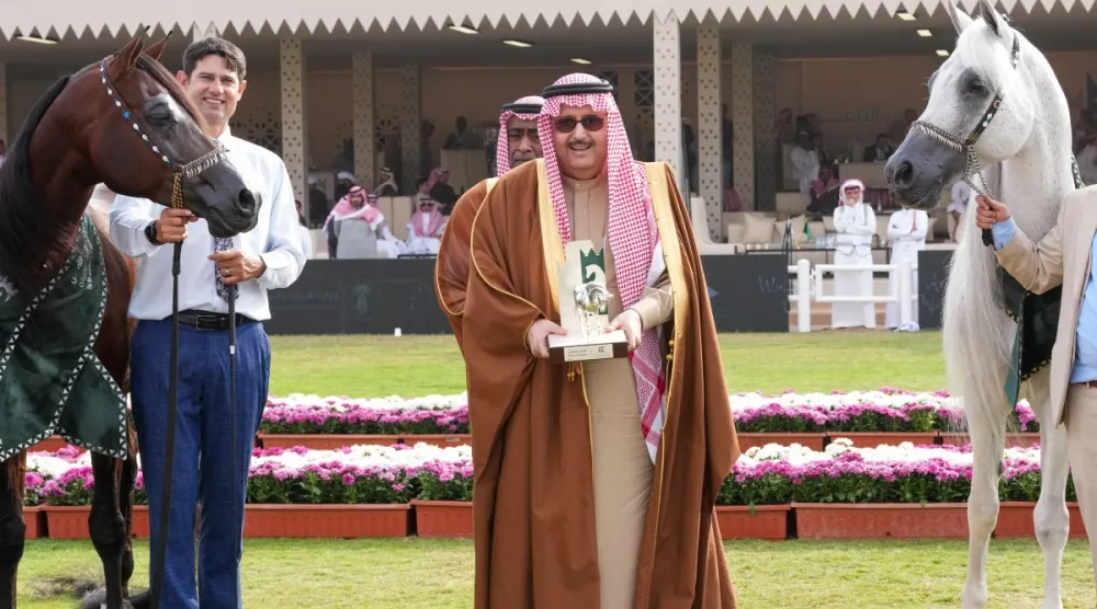 الأمير عبدالعزيز بن أحمد خلال التتويج (الشرق الأوسط)