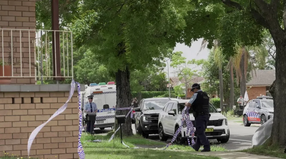 Bondi Plajı saldırısının şüphelisinin evini çevreleyen şeridi kaldıran Avustralyalı bir polis memuru (Reuters)