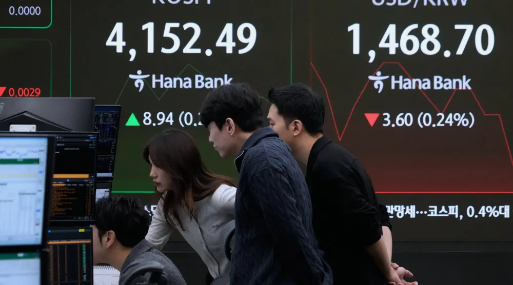 متداولو عملات يراقبون شاشات تُظهر مؤشر «كوسبي» وسعر صرف الدولار مقابل الوون داخل بنك هانا بسيول (أ.ب)