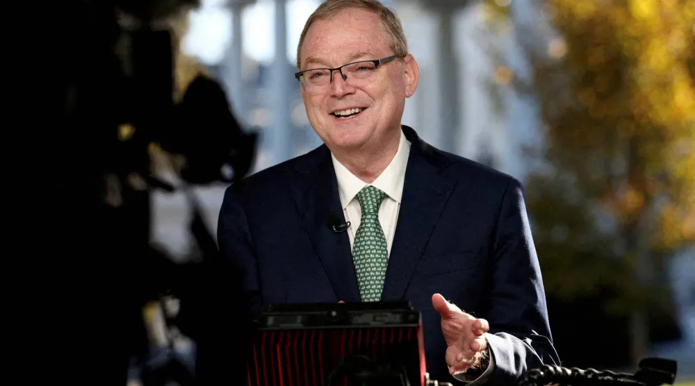 كيفن هاسيت يتحدث أمام كاميرا تلفزيونية في البيت الأبيض في 13 نوفمبر 2025 (رويترز)