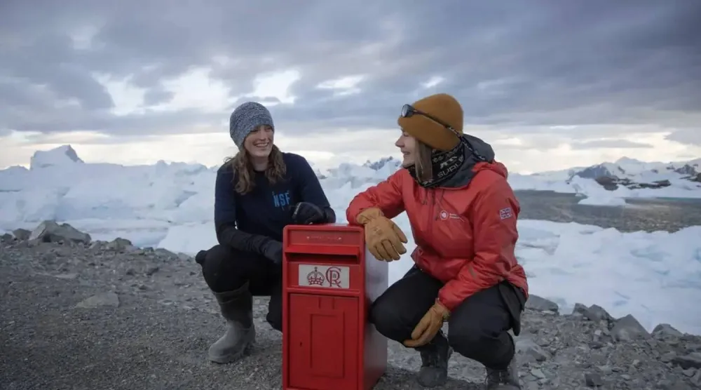 Kirsten Shaw (left) and Aurelia Reichardt with the new postbox (BAS) 
