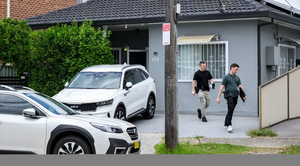 أفراد من شرطة نيو ساوث ويلز يفحصون مكاناً مستأجراً يُعتقد أن منفّذي هجوم بونداي أقاما فيه قبل التنفيذ (إ.ب.أ)