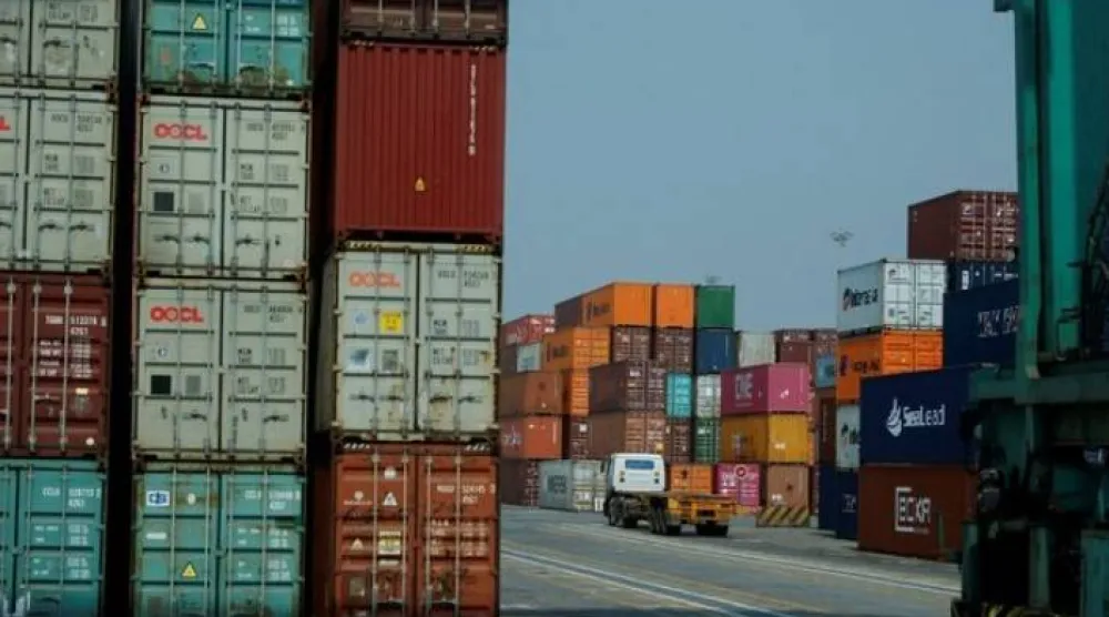 تُخزن حاويات الشحن في محطات «إيه بي إم» في نافي مومباي (رويترز)