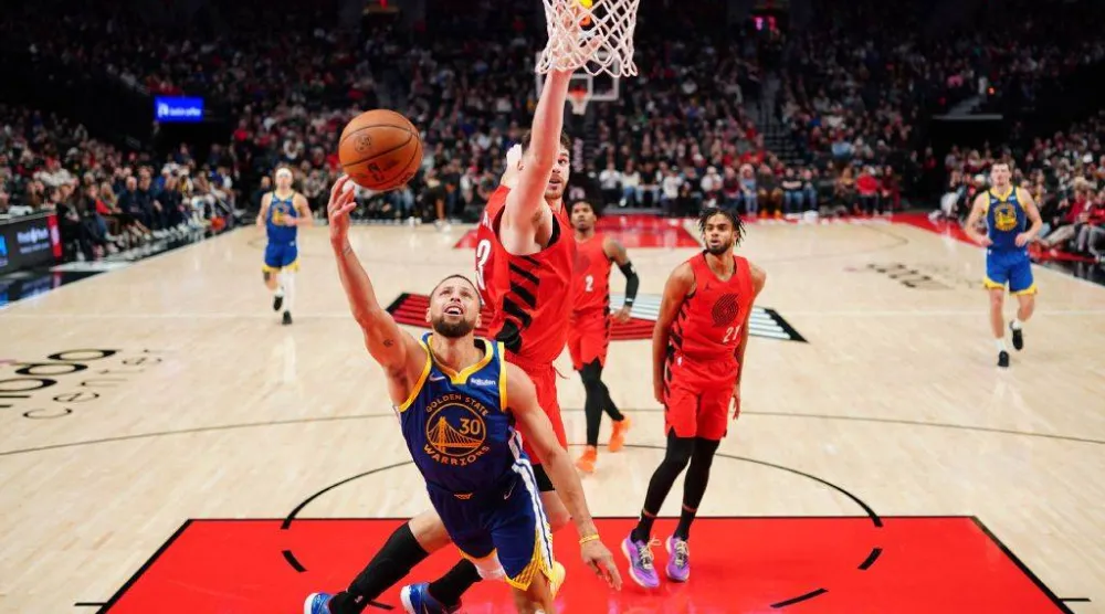 ستيفن كوري في مواجهة السلة (أ.ف.ب)