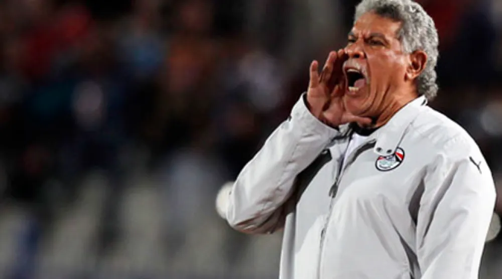 حسن شحاتة أوّل مدرّب في القارة السمراء وأول مدرّب مصري يقود منتخب بلاده إلى 3 ألقاب قارية متتالية (رويترز)