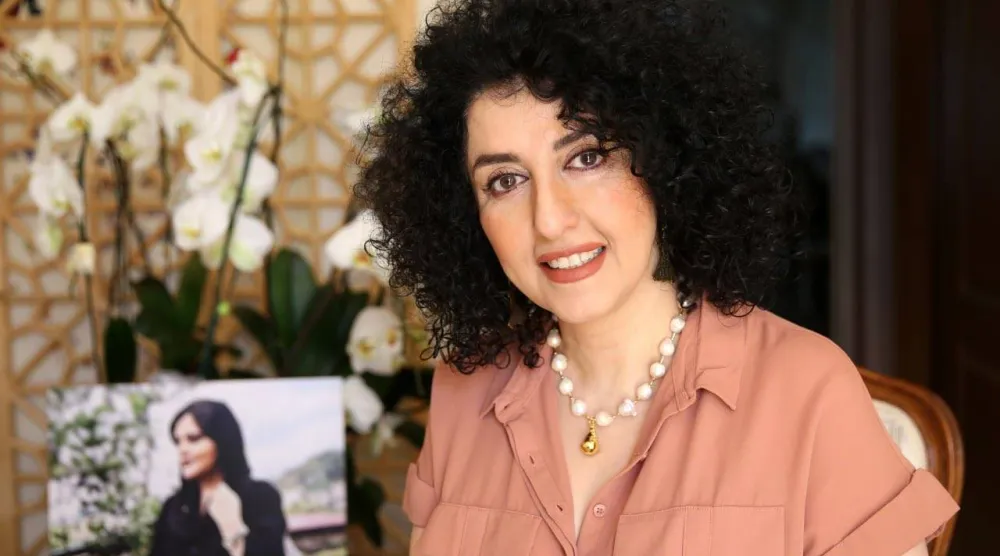 الإيرانية الحاصلة على جائزة نوبل للسلام نرجس محمدي وفي الإطار صورة لمهسا أميني (مؤسسة نرجس عبر منصة «إكس» - نوشين جعفري) 