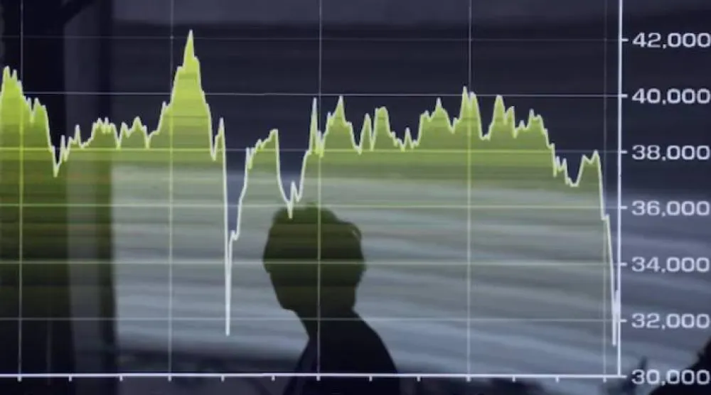 شاشة إلكترونية تعرض رسماً بيانياً لحركة مؤشر «نيكي» للأسهم اليابانية خارج أحد مكاتب الوساطة في طوكيو (رويترز)