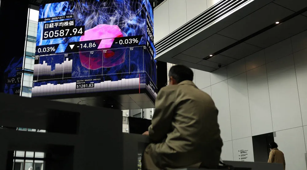 شاشة تعرض حركة الأسهم داخل أحد المباني في طوكيو (رويترز)