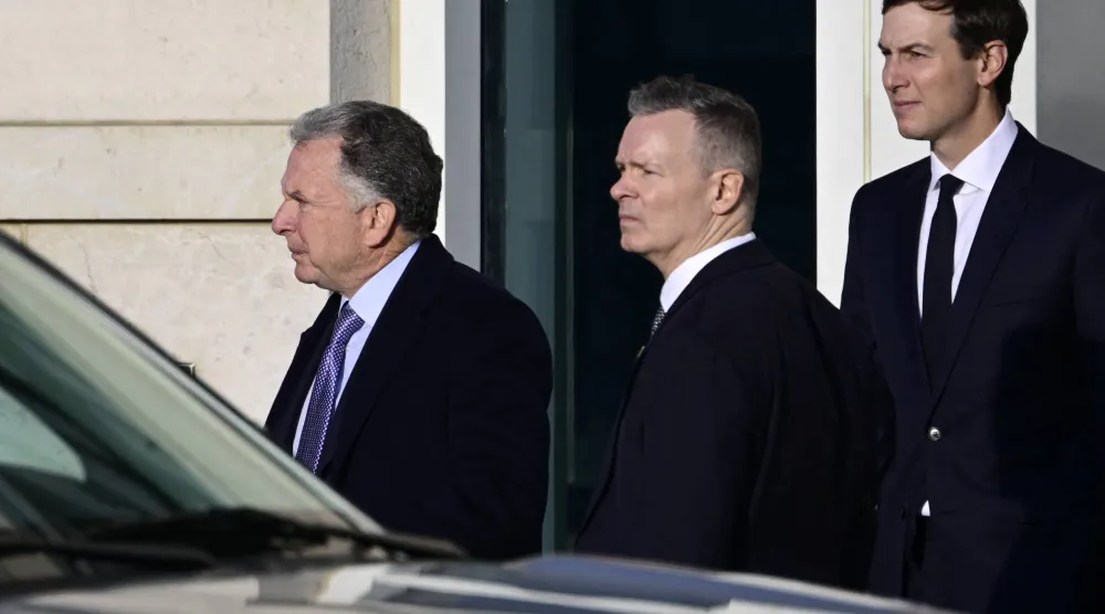 غادر جاريد كوشنر (يمين) صهر الرئيس الأميركي دونالد ترمب والمبعوث الأميركي الخاص ستيف ويتكوف (يسار) فندق أدلون في برلين اليوم (أ.ف.ب)