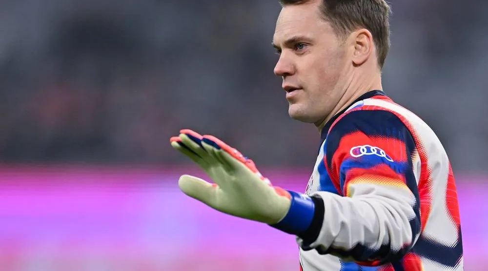 14 December 2025, Bavaria, Munich: Bayern Munich goalkeeper Manuel Neuer warms up ahead of the German Bundesliga soccer match between Bayern Munich and FSV Mainz 05 at the Allianz Arena. (dpa)