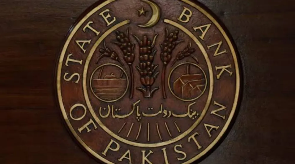 شعار البنك المركزي الباكستاني على مكتب الاستقبال في المقر الرئيسي بكراتشي (رويترز)