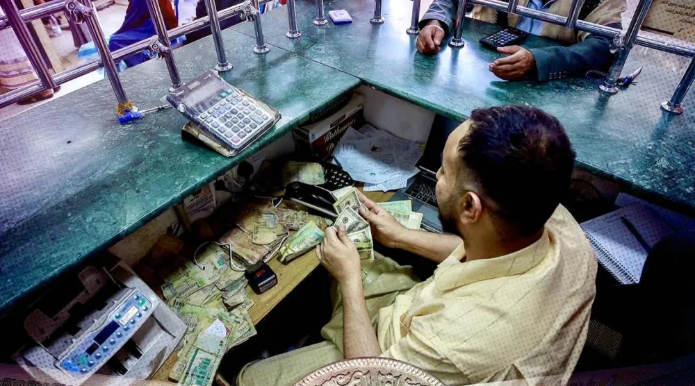 مودعون فقدوا ملايين الريالات اليمنية بسبب تواطؤ الحوثيين (رويترز)