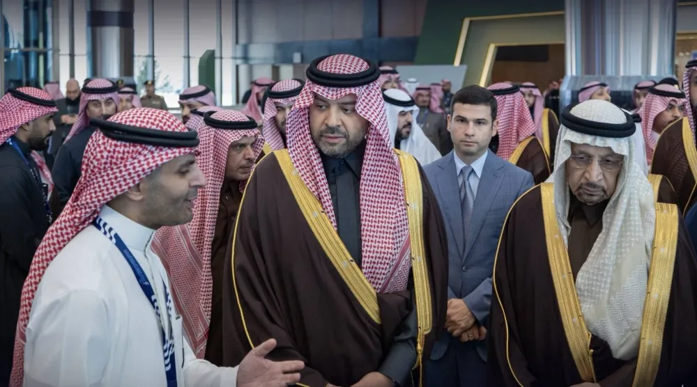 الأمير فيصل بن خالد بن سلطان بن عبد العزيز خلال تدشين منتدى الحدود الشمالية للاستثمار وبجانبه وزير الاستثمار (الشرق الأوسط)