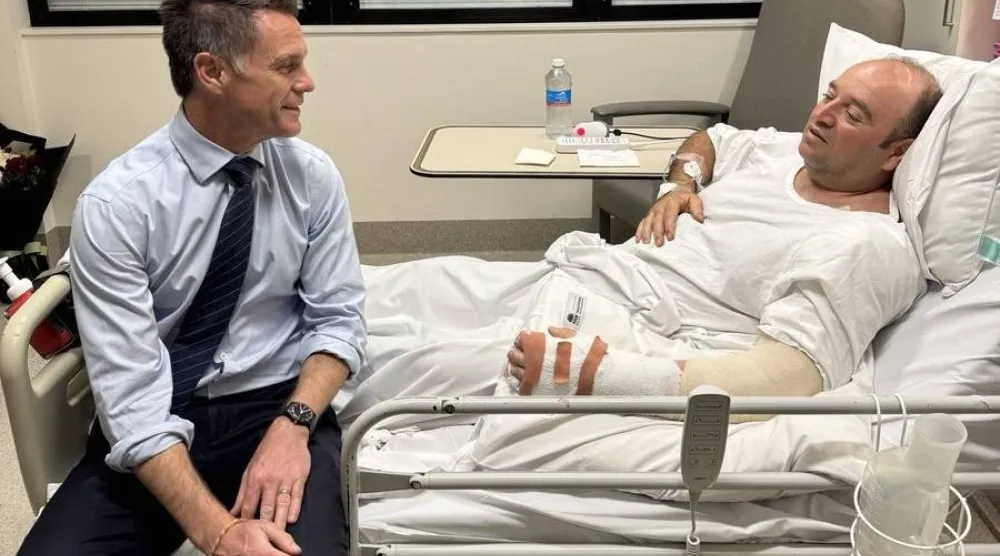 كريس مينز حاكم نيو ساوث ويلز خلال زيارة لأحمد الأحمد في المستشفى (حساب مينز عبر منصة «إكس»)