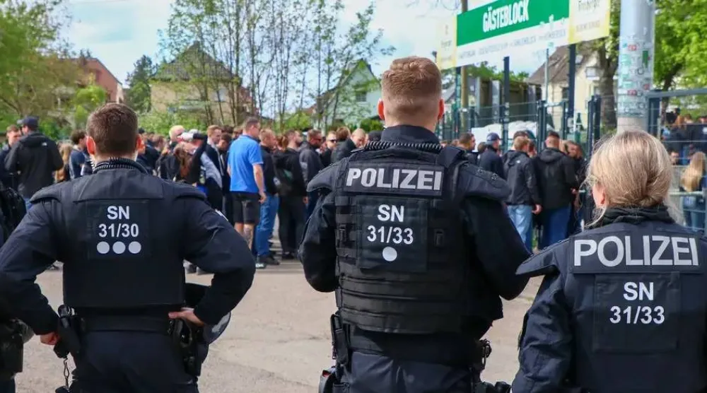 تدخلت الشرطة أثناء حدوث مشكلات بين الجماهير في مباراة الدرجة الرابعة (رويترز)