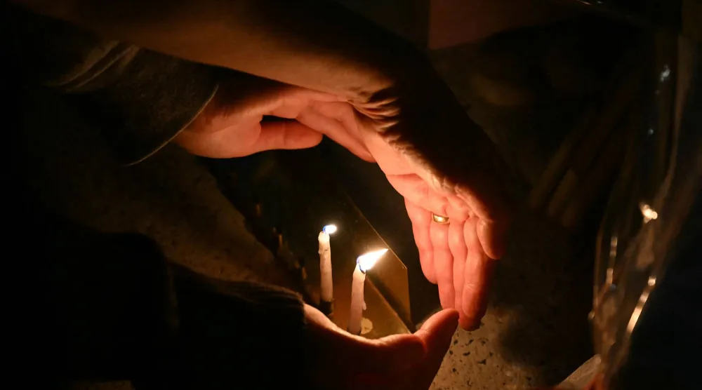 أشعل الناس الشموع إحياءً لذكرى ضحايا حادث إطلاق النار على شاطئ بوندي في سيدني بتاريخ 15 ديسمبر 2025 (أ.ف.ب)