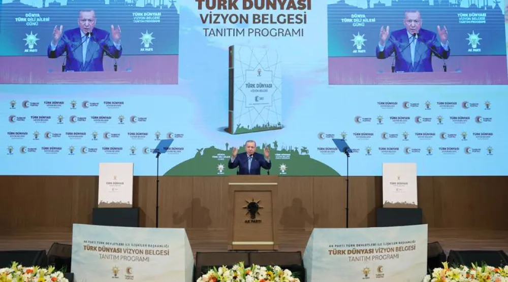 الرئيس التركي رجب طيب إردوغان متحدثاً خلال حفل إطلاق وثيقة رؤية حزب «العدالة والتنمية» للعالم في أنقرة الاثنين (الرئاسة التركية)