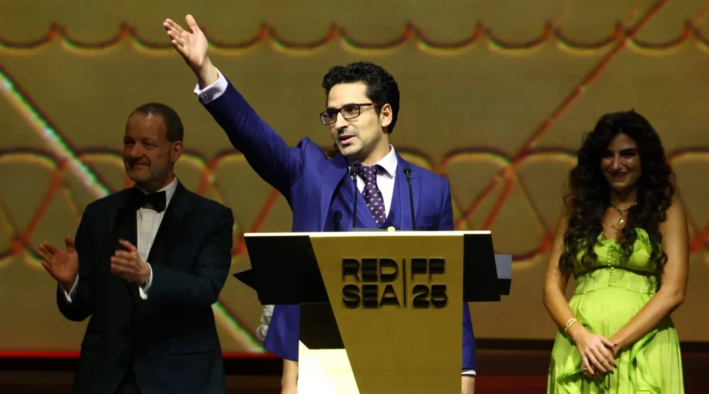 المخرج سعيد زاغة يشير إلى زملائه من المخرجين الفلسطينيين (البحر الأحمر) 