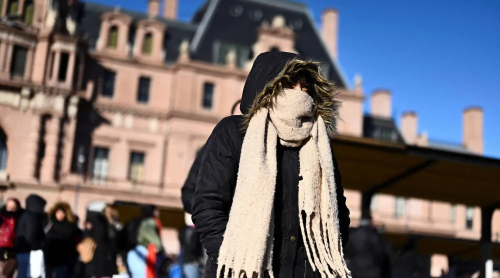 يجد كثير من الأشخاص صعوبة في التكيف مع الطقس البارد (رويترز)