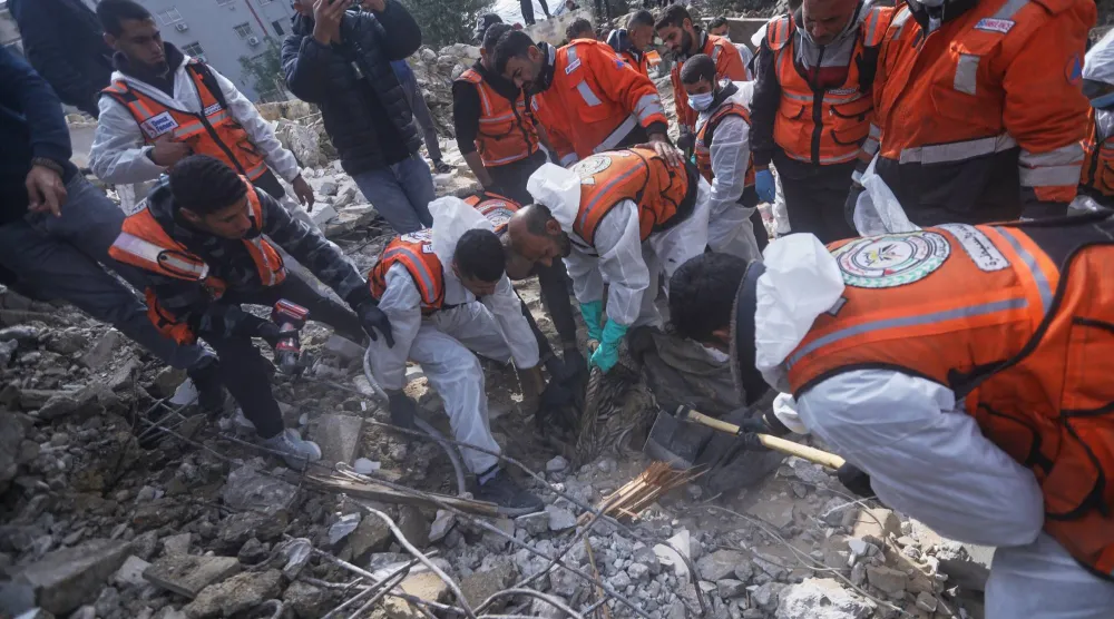 السلطات في غزة تحذر من احتمال انهيار المزيد من المباني المتضررة من الحرب بسبب الأمطار الغزيرة (أ.ب)