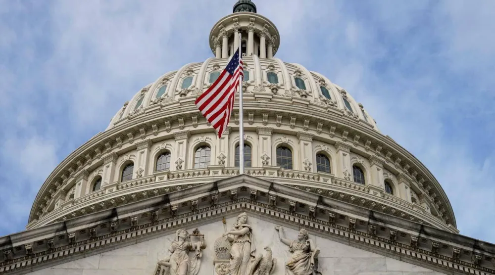 علم أميركا على مجلس الشيوخ في العاصمة واشنطن (رويترز)