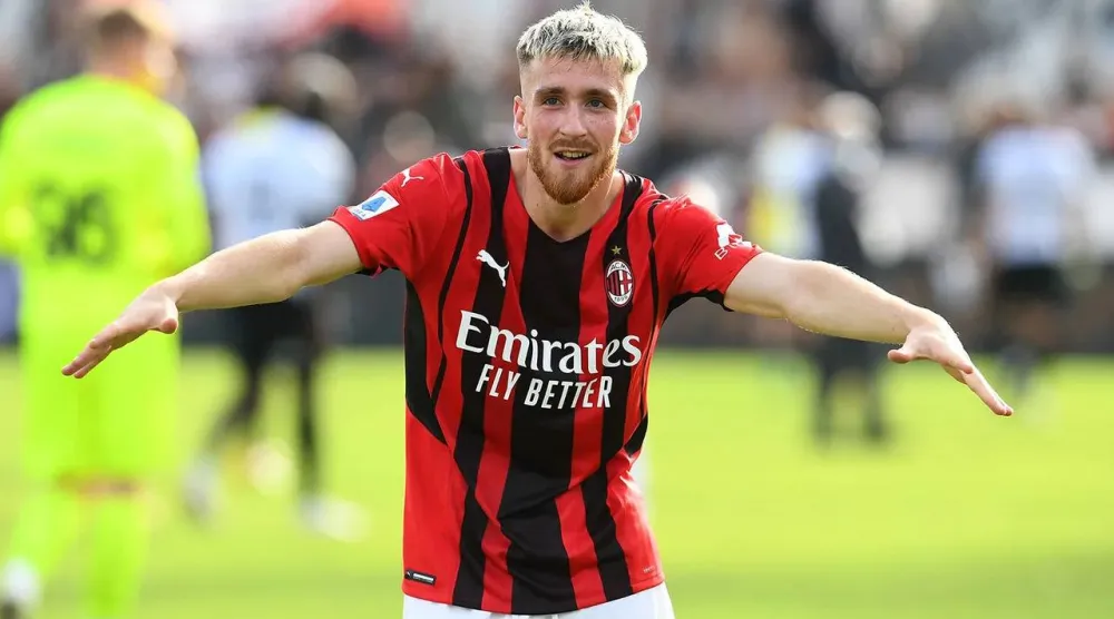 البلجيكي أليكسيس سالماكرز لاعب ميلان (نادي ميلان)