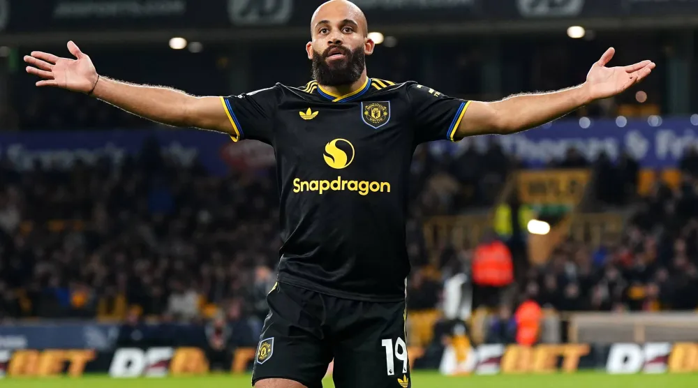 الكاميروني برايان مبويمو لاعب مان يونايتد (د.ب.أ)