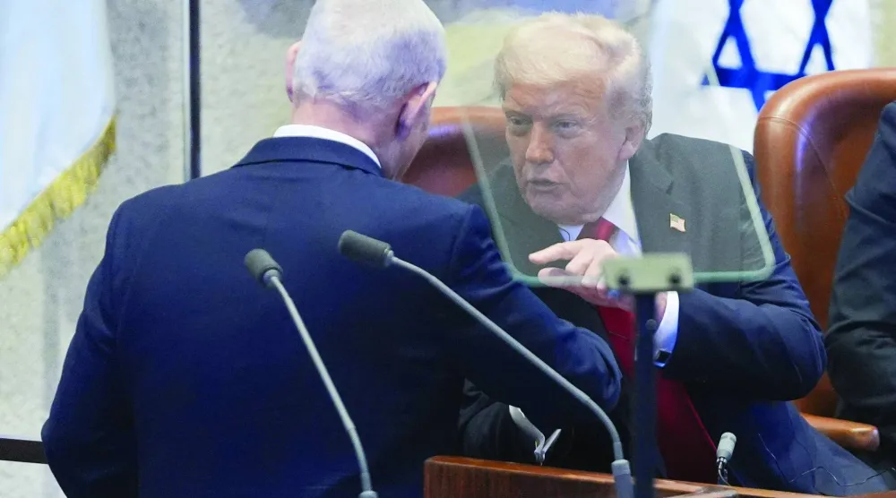 حديث بين ترمب ونتنياهو في الكنيست الإسرائيلي 13 أكتوبر 2025 (أ.ف.ب) 