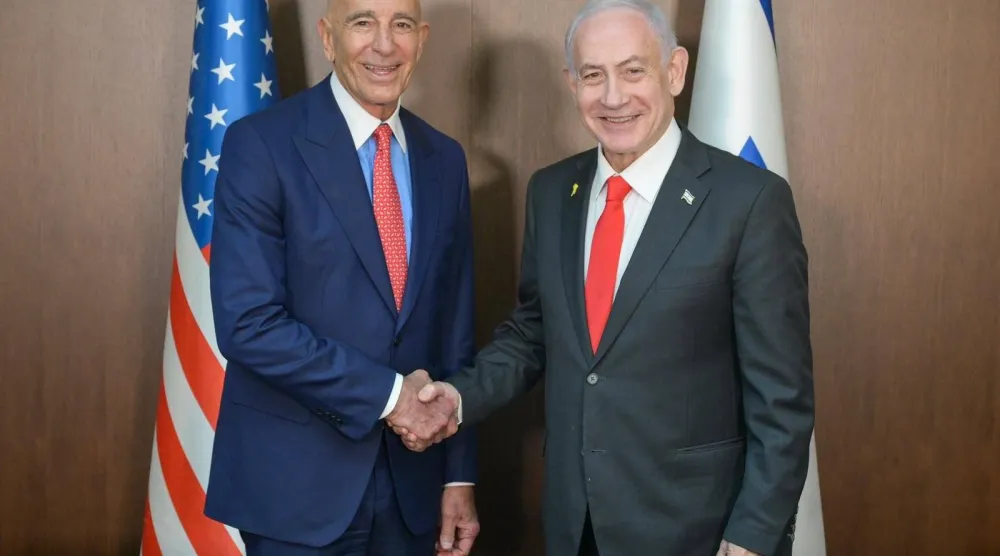 المبعوث الأميركي الخاص إلى سوريا توم برّاك ورئيس الوزراء الإسرائيلي بنيامين نتنياهو في لقاء يوم الاثنين (الحكومة الإسرائيلية)