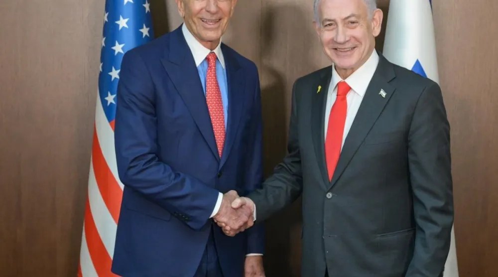 المبعوث الأميركي الخاص إلى سوريا توم برّاك ورئيس الوزراء الإسرائيلي بنيامين نتنياهو في لقاء يوم الاثنين (الحكومة الإسرائيلية)