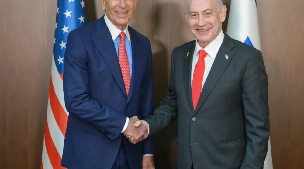 المبعوث الأميركي الخاص إلى سوريا توم برّاك ورئيس الوزراء الإسرائيلي بنيامين نتنياهو في لقاء يوم الاثنين (الحكومة الإسرائيلية)