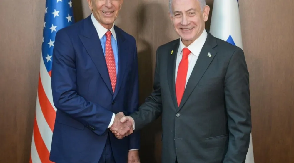 المبعوث الأميركي الخاص إلى سوريا توم برّاك ورئيس الوزراء الإسرائيلي بنيامين نتنياهو في لقاء يوم الاثنين (الحكومة الإسرائيلية)