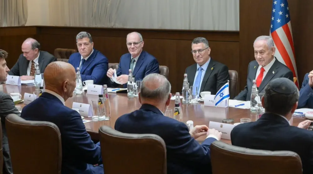 ABD'nin Suriye Özel Temsilcisi Tom Barrack ile İsrail Başbakanı Benjamin Netanyahu arasında Pazartesi günü gerçekleşen görüşmeden bir kare (İsrail hükümeti)