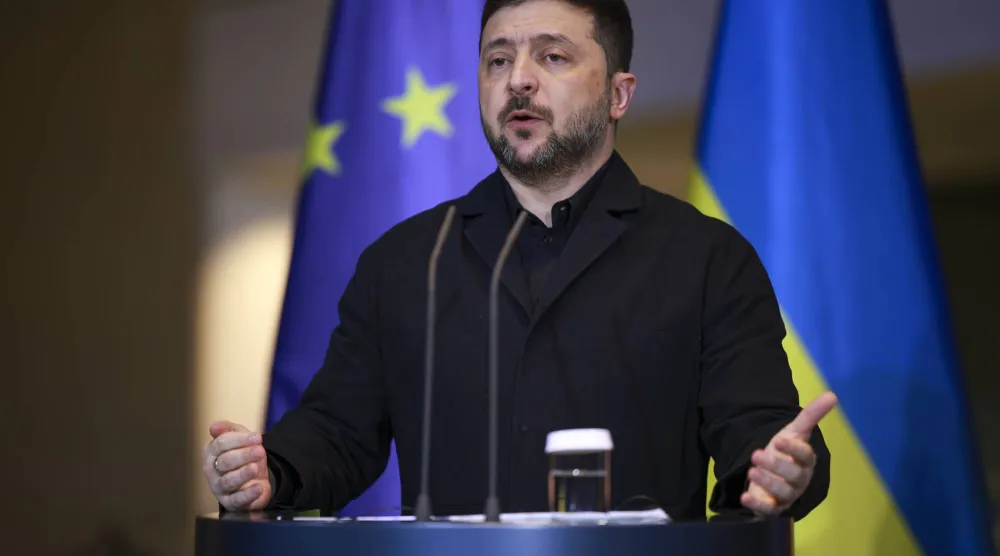 الرئيس الأوكراني فولوديمير زيلينسكي يتحدث خلال مؤتمر صحافي مع المستشار الألماني فريدريش ميرتس في مقر المستشارية في برلين بألمانيا 15 ديسمبر 2025 (إ.ب.أ)
