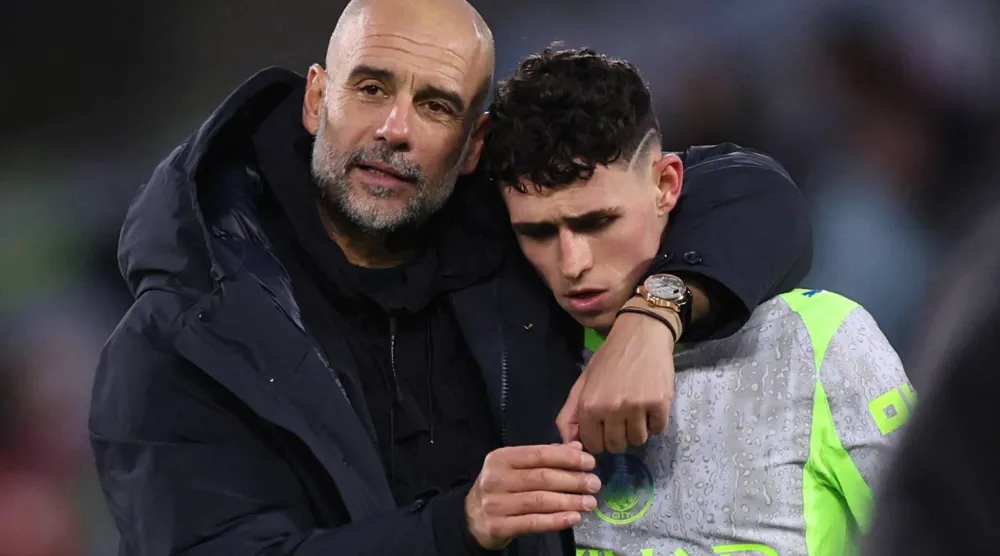 فيل فودين صانع ألعاب مانشستر سيتي مع مدربه غوارديولا (رويترز)