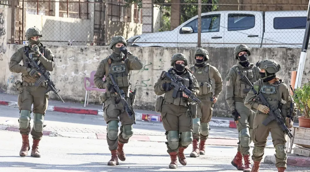 Batı Şeria'da askeri operasyon sırasında İsrail askerleri (AFP)