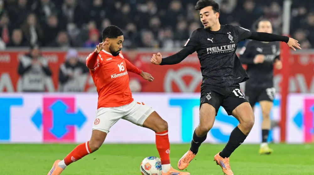 تيم كليندست (يمين) مهاجم فريق بوروسيا مونشنغلادباخ (د.ب.أ) 