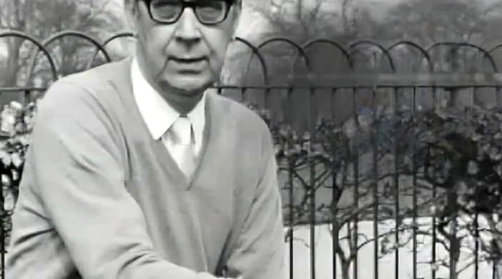 لاركن... شاعر أحبه الناس واختلف عليه النقاد