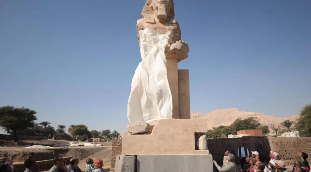ترميم تمثال أمنحتب الثالث بـ«معبد ملايين السنين» (وزارة السياحة والآثار)
