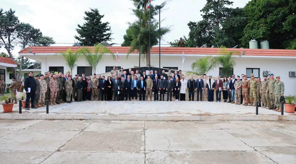قائد الجيش اللبناني العماد رودولف هيكل يتوسط سفراء وقائمين بأعمال سفارات وملحقين عسكريين خلال جولة ميدانية للاطّلاع على تطبيق المرحلة الأولى من خطة الجيش في قطاع جنوب الليطاني... في قيادة قطاع جنوب الليطاني بمدينة صور في جنوب لبنان يوم 15ديسمبر 2025 (صفحة الجيش اللبناني على «إكس») 