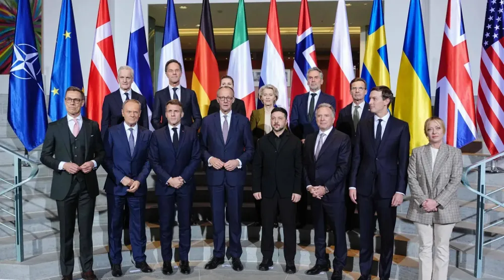 Rusya-Ukrayna savaşını sona erdirmek için Berlin'de bir araya gelen Avrupalı liderler aile fotoğrafı çektirdi (AFP)