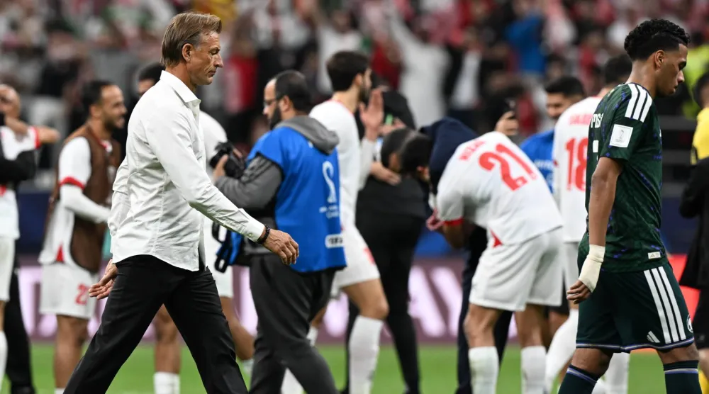 رينارد في طريقه إلى خارج الملعب بعد نهاية المباراة (تصوير: بشير صالح)