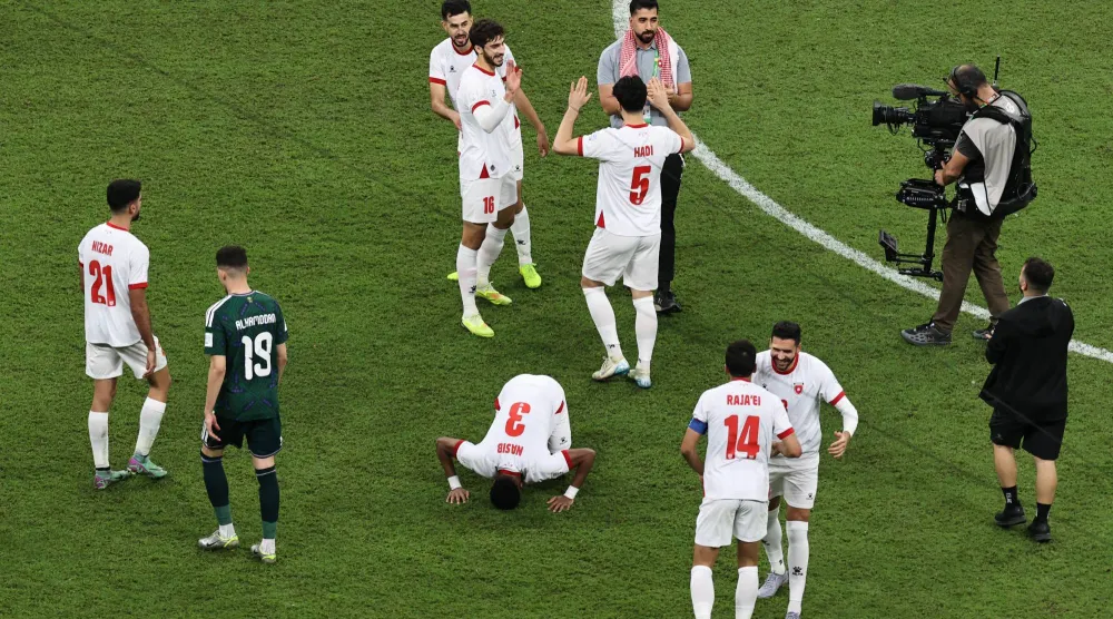 لاعبو الأردن يحتفلون بالتأهل للنهائي العربي (تصوير: سعد العنزي)
