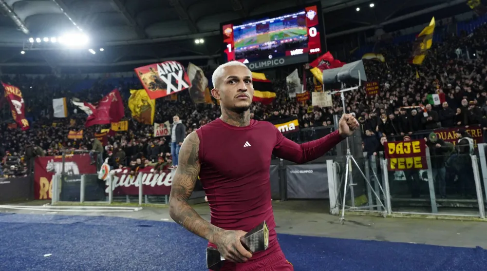 ويسلي صاحب هدف الفوز لروما يحيي جماهير فريقه (رويترز)