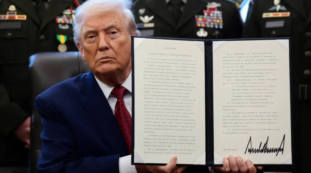 ABD Başkanı, Beyaz Saray'da başkanlık kararnamesini imzalarken (Reuters)