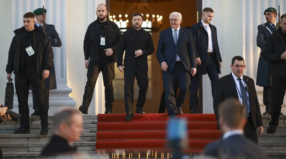 الرئيس الألماني فرانك فالتر شتاينماير والرئيس الأوكراني فولوديمير زيلينسكي يغادران قصر بيلفيو في برلين أمس (إ.ب.أ)