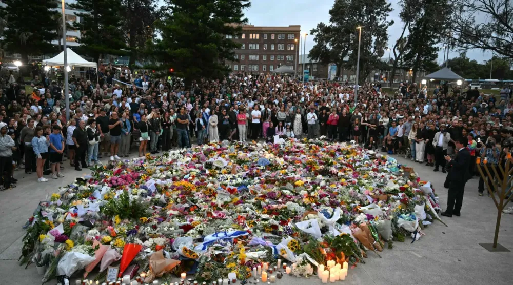 Sydney'de Bondi Plajı'ndaki silahlı saldırının kurbanlarını anmak için Bondi Pavilion'da bir araya gelenler (AFP)