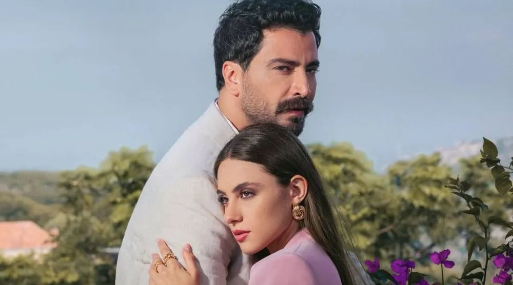 الممثلان معتصم النهار وأندريا طايع، بطلا مسلسل «مش مهم الإسم» (شركة الصبّاح)