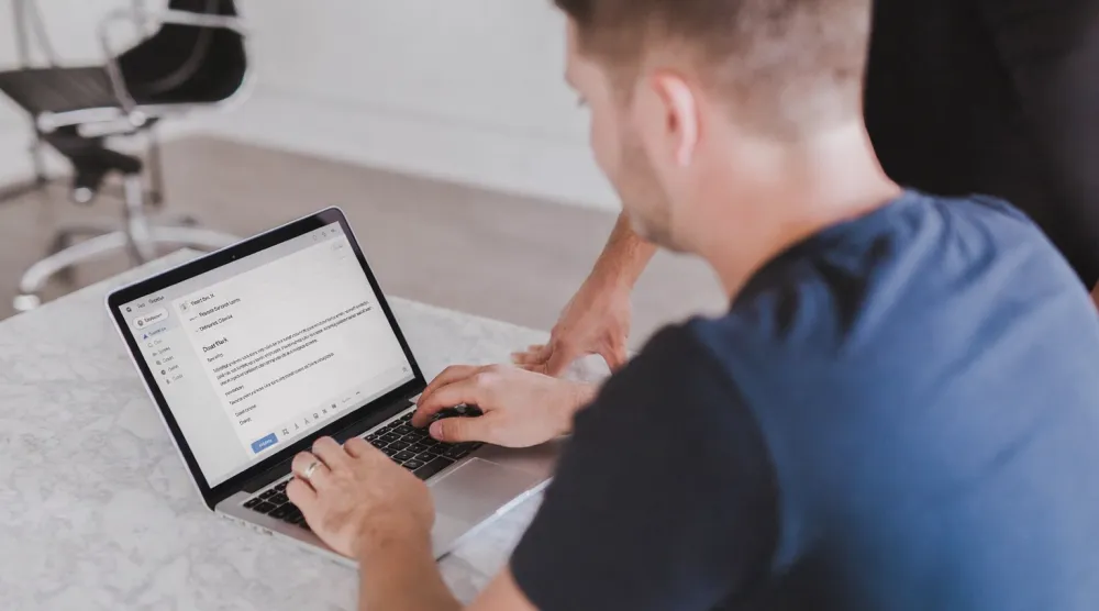 استخدام الرموز التعبيرية في الرسائل المهنية قد يؤدي إلى نتائج عكسية (بيكساباي)